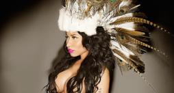 Nicki Minaj in topless con copricapo indiano