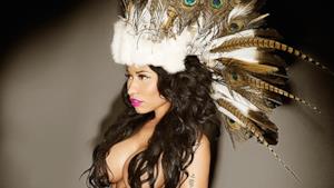 Nicki Minaj in topless con copricapo indiano