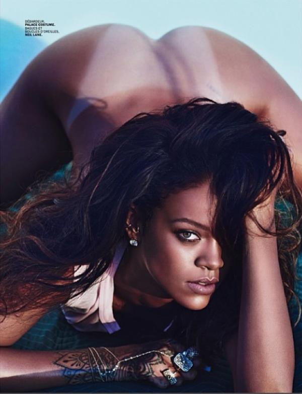 Rihanna senza slip a bordo piscina