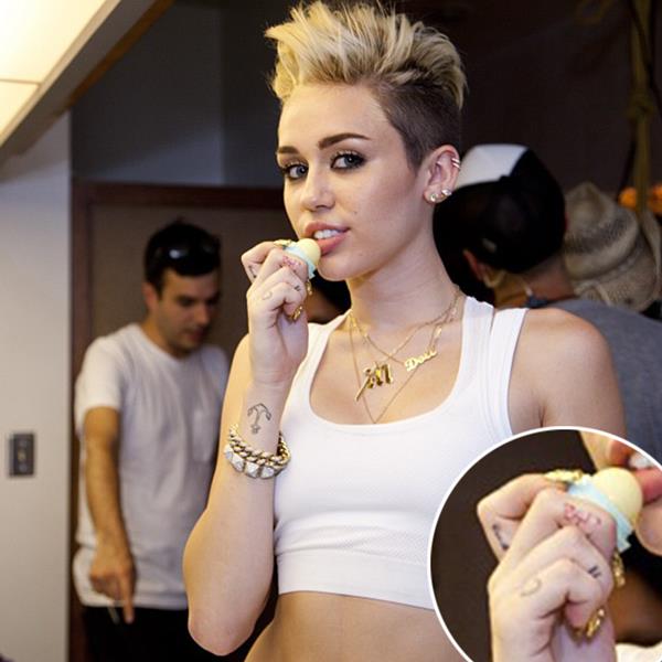 Tatuaggio simbolo uguale di Miley Cyrus
