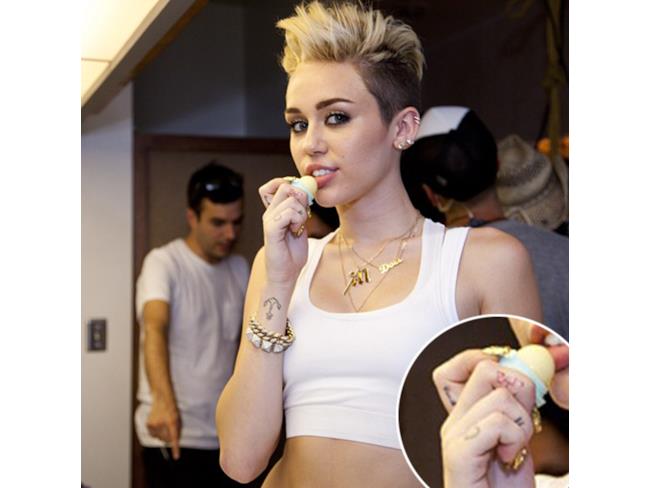 Tatuaggio simbolo uguale di Miley Cyrus