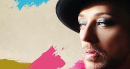 Boy George con cappello, barba e trucco