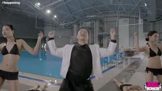 PSY balla in piscina