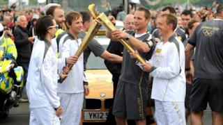 Muse portano la fiaccola olimpica di Londra 2012 - 6