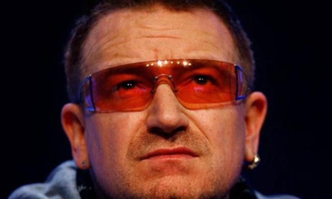 Bono degli U2 con gli occhiali da sole
