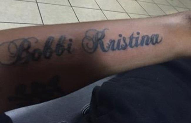 Bobbi Kristina, il fidanzato Nick Gordon si tatua il suo nome sul braccio