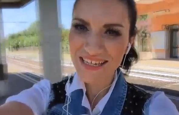 Laura Pausini nel video ufficiale di Per la musica