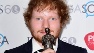 Ed Sheeran con l'Ivor Novello in mano