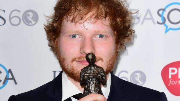 Ed Sheeran con l&#39;Ivor Novello in mano