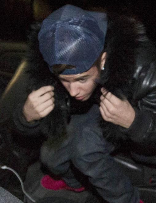 Bieber si copre con la giacca