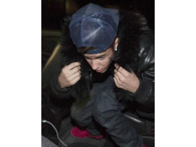 Bieber si copre con la giacca