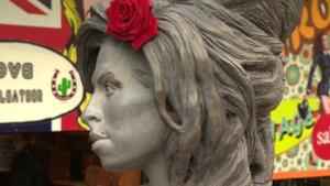 La statua di Amy Winehouse a Camden Town, Londra