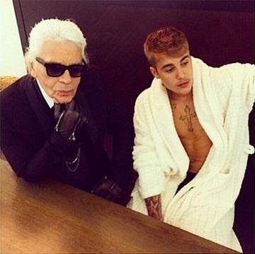 Justin in accappatoio con Lagerfeld