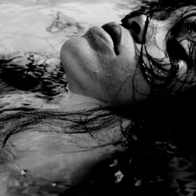 Particolare del viso di Rihanna a mollo in piscina