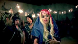 Lady Gaga svela il nuovo video di "Judas" - 14