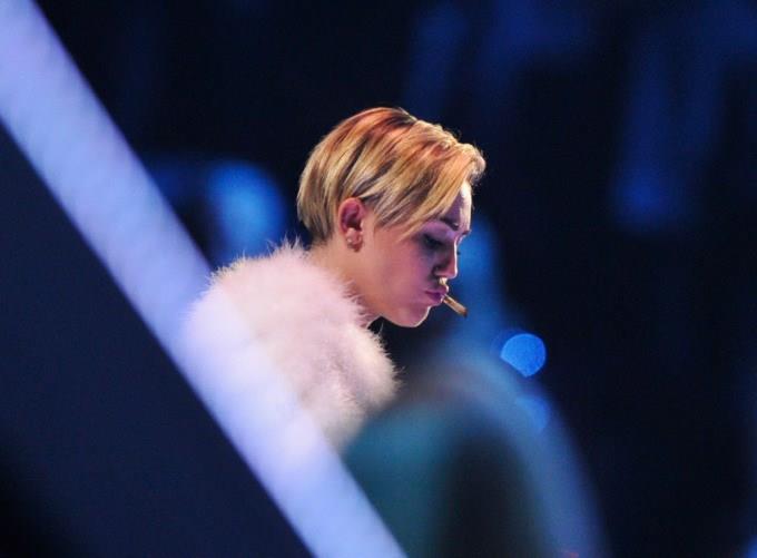Miley Cyrus Fuma una canna - 2