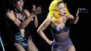 Lady Gaga sbarca a Milano ed è subito show, anche fuori dal palco