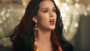 Katy Perry con orecchini a croce nel video di Dark Horse