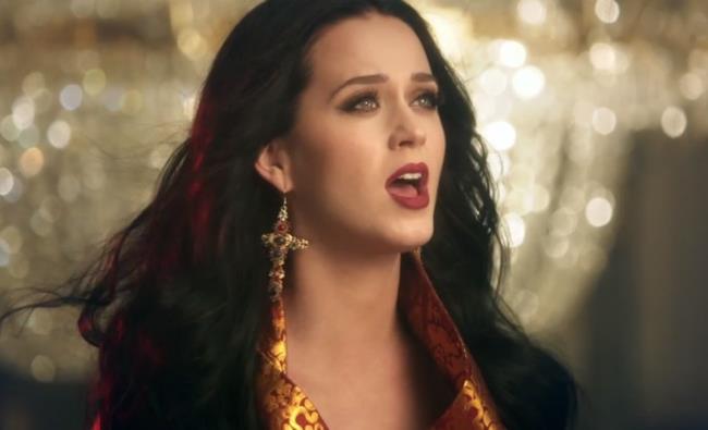 Katy Perry con orecchini a croce nel video di Dark Horse