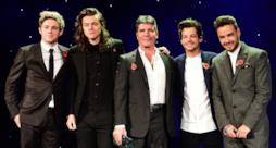 Gli One Direction con Simon Cowell ai MITS Awards 2015