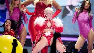 La trasgressiva Miley nel bel mezzo di una performance