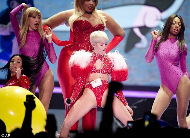 La trasgressiva Miley nel bel mezzo di una performance