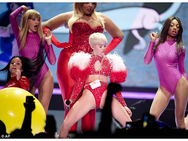 La trasgressiva Miley nel bel mezzo di una performance