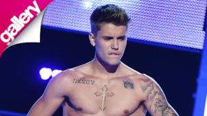 Justin Bieber si spoglia sul palco del Fashion Rocks 2014