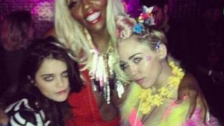 Miley con Amazon Ashley e Sky Ferreira