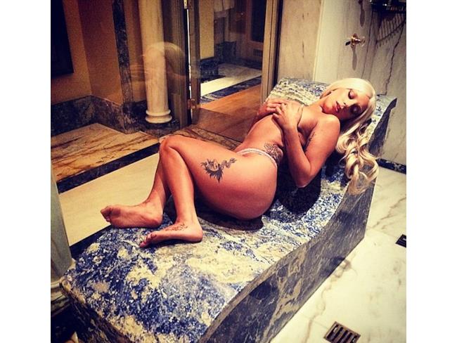 Lady Gaga sdraiata su arredo in marmo