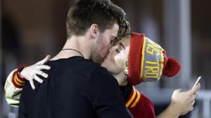 Miley Cyrus e Patrick Schwarzenegger si baciano