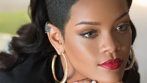 Rihanna con capelli lunghi rasati di lato