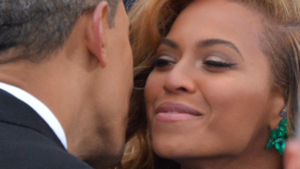 Beyoncé e Obama si salutano calorosamente