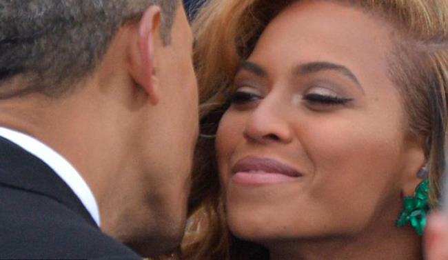 Beyoncé e Obama: il flirt è una bufala Beyoncé e Obama si salutano calorosamente