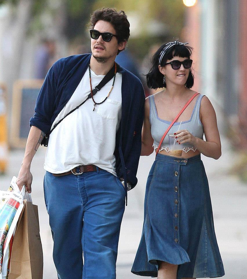 Mayer deve essere molto innamorato, guardate che cavaliere nel portare le borse dello shopping!