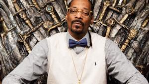 Snoop Dogg seduto sul trono di spade