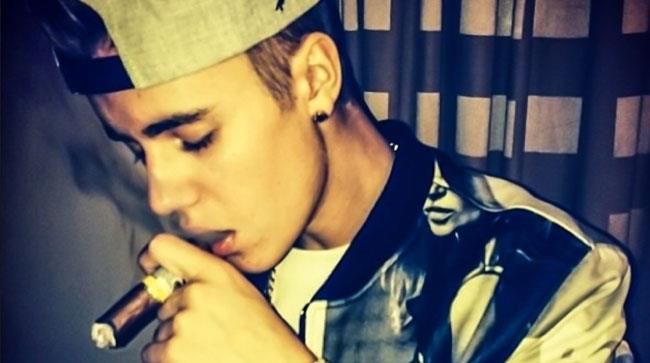Justin Bieber fuma un grosso sigaro