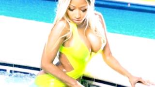 Nicki Minaj in piscina