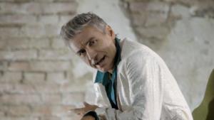 Ligabue con giacca bianca nel video di Siamo chi siamo