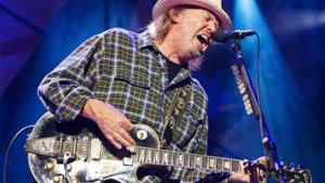 Neil Young dal vivo con la sua chitarra