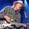 Neil Young dal vivo con la sua chitarra