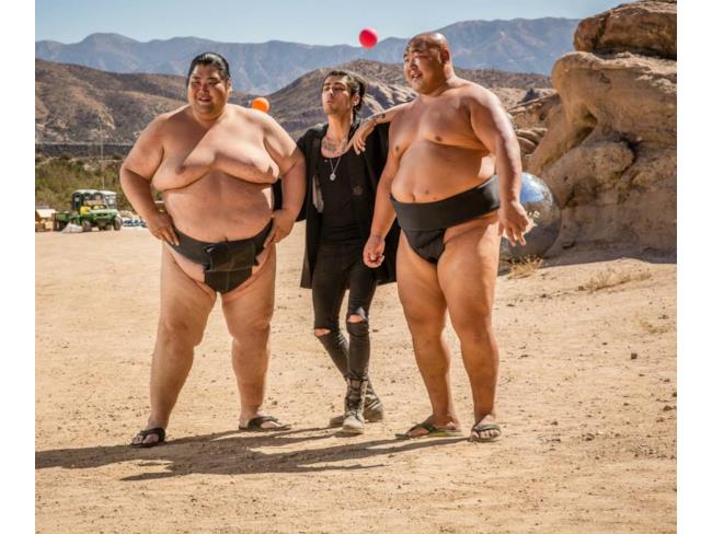 Zayn Malik in mezzo a due lottatori di sumo