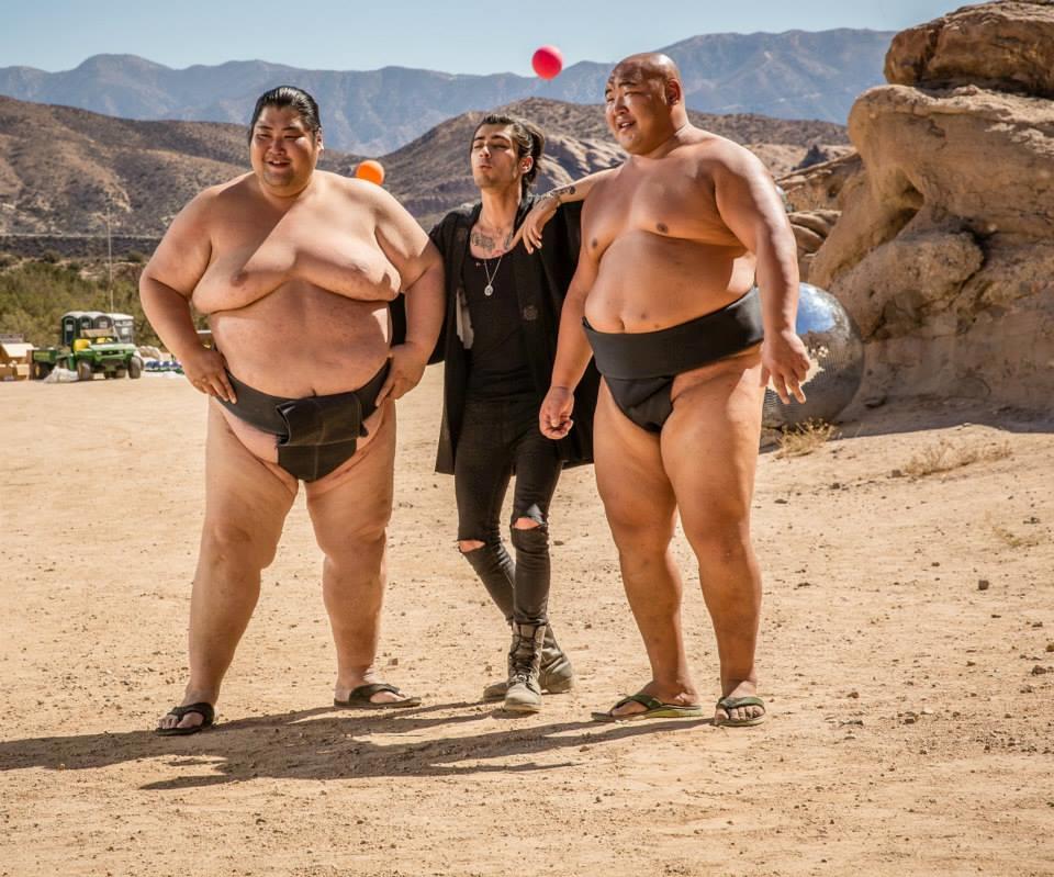 Zayn Malik in mezzo a due lottatori di sumo