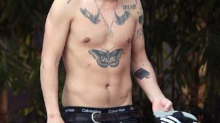 Il membro dei One Direction sfoggia i suoi tatuaggi