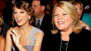 La mamma di Taylor Swift ha un cancro, i fan pregano per lei