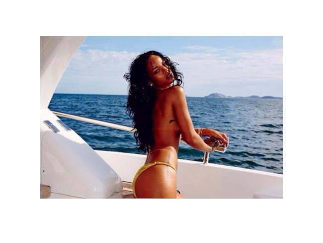 Rihanna in topless sulla barca