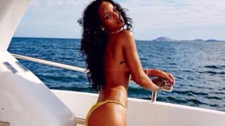 Rihanna in topless sulla barca