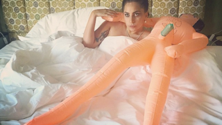 Lady Gaga a letto con una bambola gonfiabile