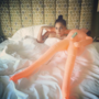 Lady Gaga a letto con una bambola gonfiabile