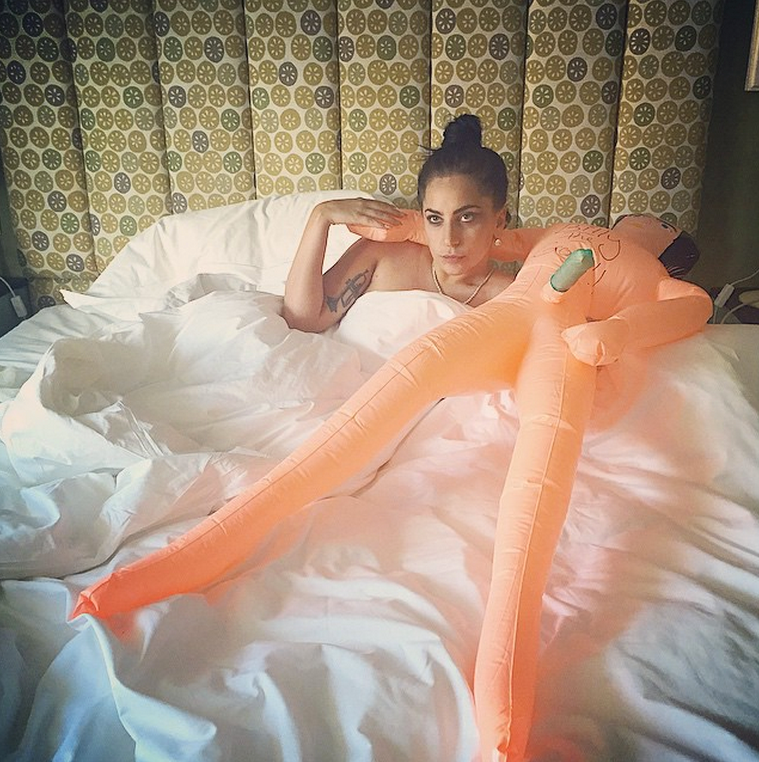 Lady Gaga a letto con una bambola gonfiabile